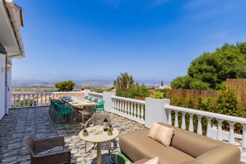 Amplia terraza con vistas panorámicas al valle, mesa de comedor y zona de descanso en Ayma Villa Vista al Valle, Alhaurín de la Torre