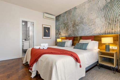 Dormitorio moderno en Ayma Villa Vista al Valle de Alhaurín de la Torre con papel mural de montaña, cabecero de madera y toque rojo