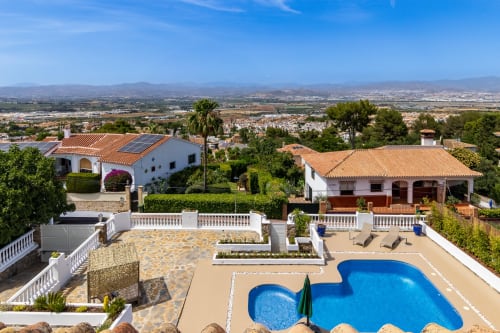 Villa de lujo en Alhaurín de la Torre con piscina, terraza y vistas al valle de montaña
