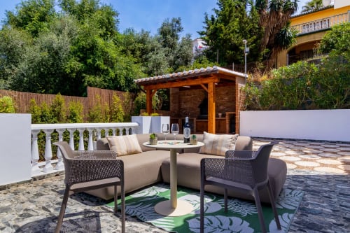 Terraza de la Villa Ayma con vistas a las montañas en Alhaurín de la Torre, con muebles de exterior y pérgola