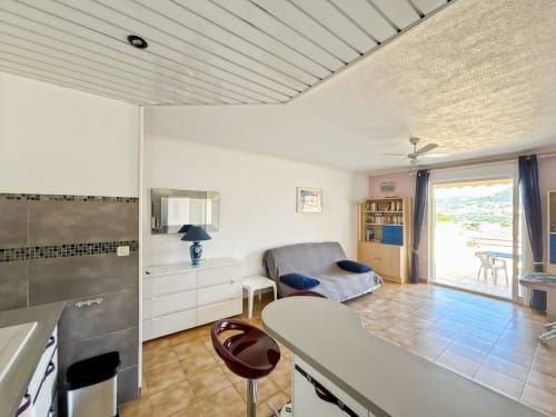 Studio à L'Île-Rousse avec vue montagne, cuisine ouverte, canapé-lit et accès à la terrasse