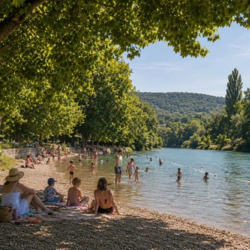 Familias disfrutando de una playa fluvial pintoresca en el Domaine de l'Ocrerie en Pourrain, Francia, rodeadas de exuberante vegetación.