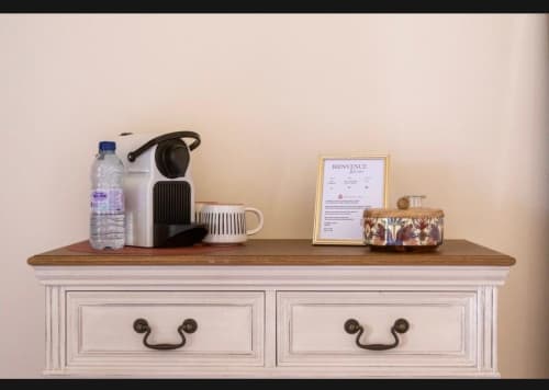 Commode chambre dans la suite Figue du Mas des Vignes, Drôme Provence, avec équipements et articles de bienvenue