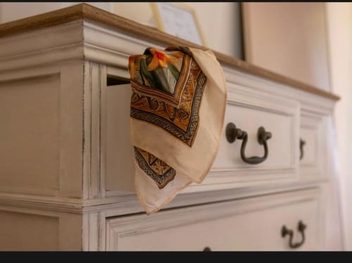Foulard décoratif drapé sur le tiroir d'une commode blanche avec poignées en bronze au Mas des Vignes, Drôme Provençale