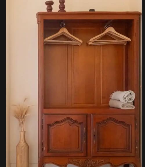 Armoire en bois de la chambre Figue au Mas des Vignes, Drôme Provence, avec cintres et serviettes roulées