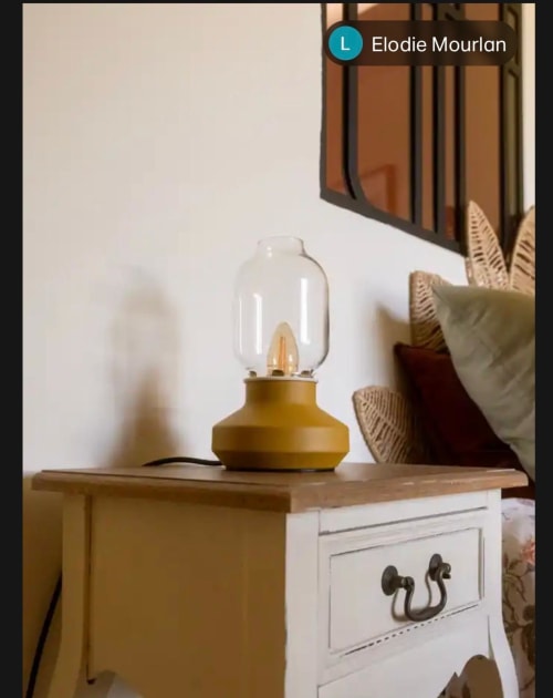 Lampe de table en laiton vintage avec abat-jour en verre sur table de nuit en bois dans la chambre Figue au Mas des Vignes, Drôme Provence