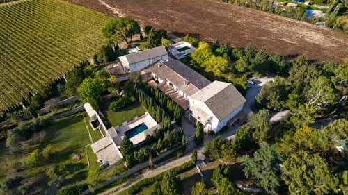 Vista aérea del Domaine De Poulharies B&B en Carcasona con piscina, jardines y campos de viña