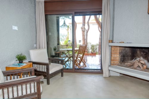 Salon moderne avec foyer et accès à la terrasse à l'hôtel Finques Garcia Enrich à Palafrugell