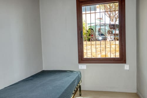Chambre simple à Finques Garcia Enrich à Palafrugell avec lit simple et fenêtre donnant sur la cour