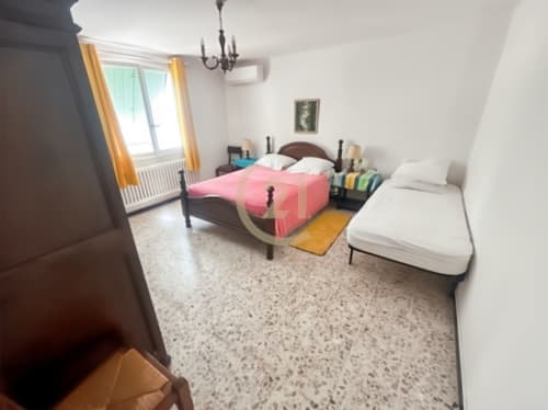 Chambre spacieuse avec lit double, lit simple et vue sur jardin dans maison authentique à Calvi, L'Île-Rousse