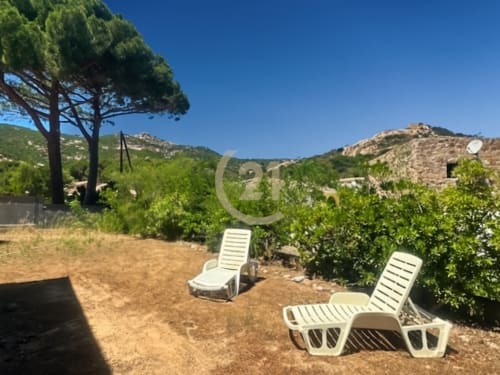 Jardin ensoleillé avec transats face aux montagnes, location de vacances à Calvi Corse