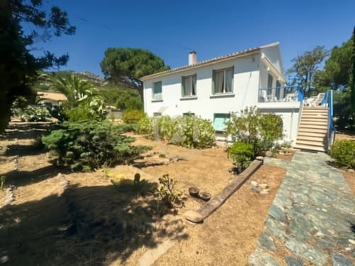 Villa méditerranéenne blanche avec jardin à Calvi, L'Île-Rousse, aménagements paysagers et allée en pierre