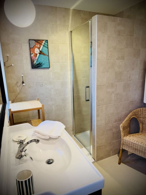 Salle de bain moderne à la villa Maison Inès à Montigny-le-Chartif avec lavabo blanc, douche à l'italienne, carrelage beige et