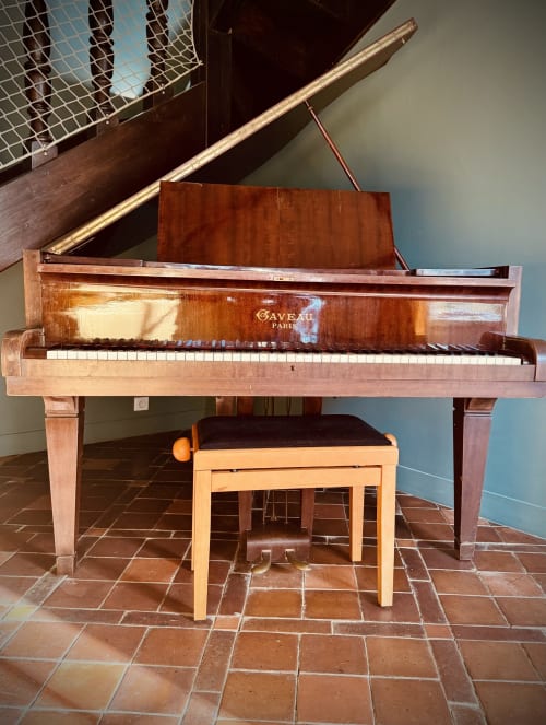 Grand piano Caveau avec banc dans le salon de jeux de la villa Maison Inès chez hellofamily, Montigny-le-Chartif
