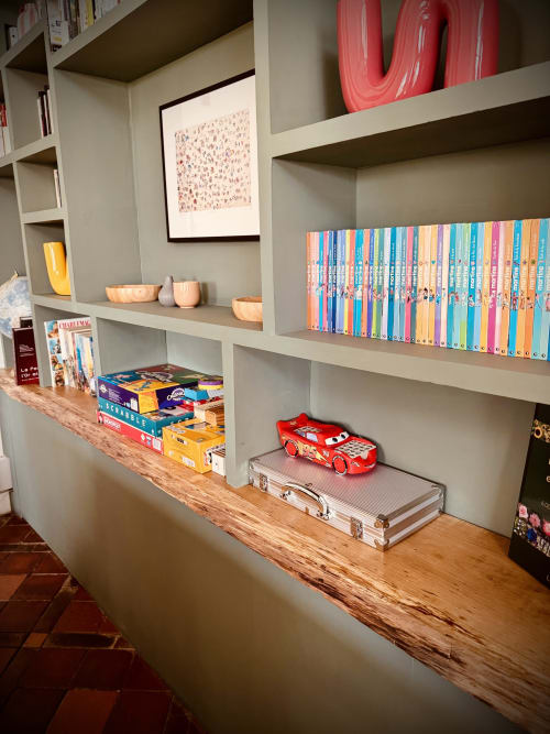 Maison Inès, villa de Montigny-le-Chartif : salle de jeux avec bibliothèque, jouets et bureau en bois