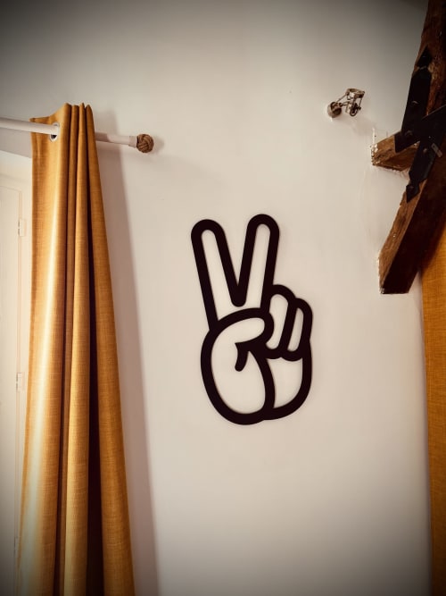 Décalcomanie Peace sign dans la villa Maison Inès chez hellofamily, Montigny-le-Chartif, avec rideaux dorés et poutres en bois rustique