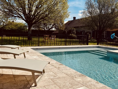 Piscine chauffée à la villa Maison Inès à Montigny-le-Chartif avec transats, jardin clos et vue sur la campagne
