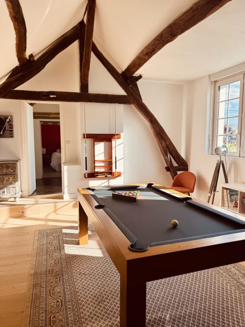 Salle de jeux à la villa Maison Inès à Montigny-le-Chartif avec billard, poutres apparentes et lumière naturelle