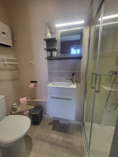 Salle de bains moderne de la chambre Quéribus au Comme à la maison B&B, Espéraza, avec vasque blanche, carrelage gris et douche