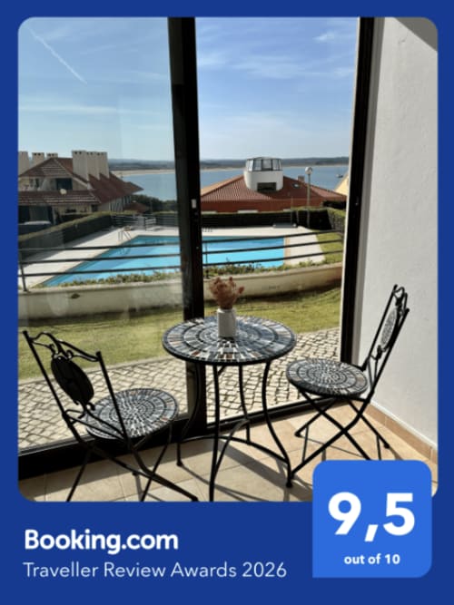 Casa na Onda terrace with seating overlooking Nazaré beach and lagoon, 9.5/10 Booking award