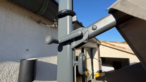 Caméra de surveillance sur mât installée sur le toit de l'hôtel Bonifacio avec ciel dégagé et structures bâties visibles