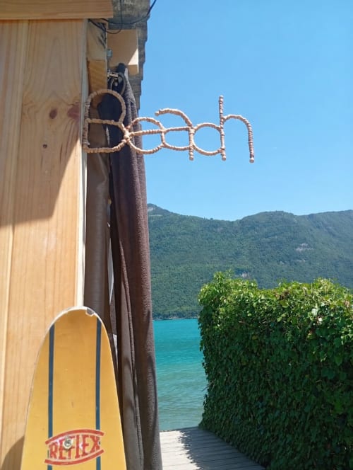 Décoration vintage avec planche de surf et cordages nautiques à la réception du gîte de Chaparon à Lathuile, France
