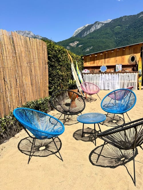 Espace de détente coloré avec vue sur les montagnes au bar-plage Le gîte de Chaparon à Lathuile