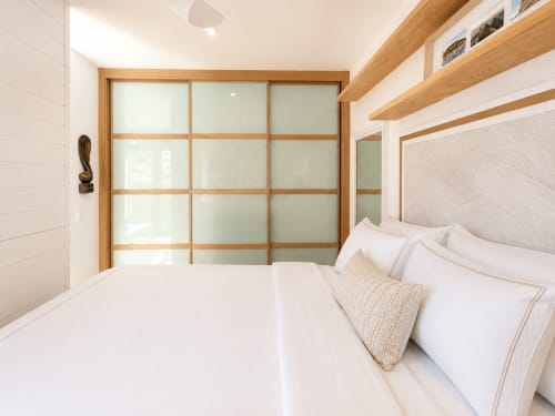 Dormitorio moderno en Holibai, Baiona con cama queen, armario corredera de madera y diseño minimalista blanco