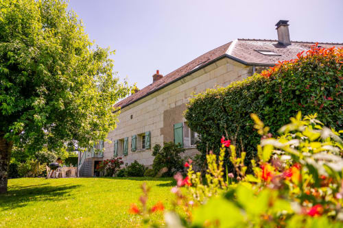 La Maison Du Saule, maison d'hôtes à Faverolles sur Cher, avec jardin luxuriant, murs de lierre et fleurs colorées