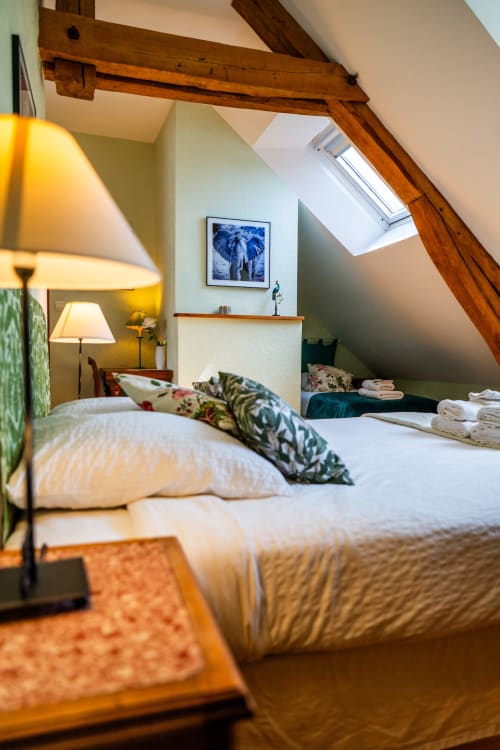 Chambre douillette à la Maison Du Saule B&B à Faverolles sur Cher avec poutres apparentes, lucarne et lits jumeaux