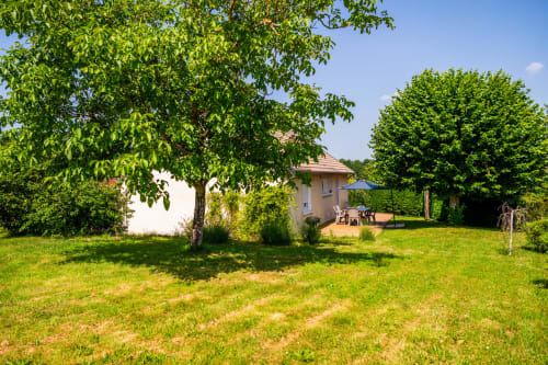 Jardin de La Maison Du Saule B&B ombragé par les arbres et maison d'hôtes à Faverolles sur Cher