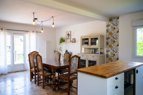 Cuisine ouverte et salle à manger modernes à La Maison Du Saule B&B à Faverolles, avec table en bois et décoration botanique