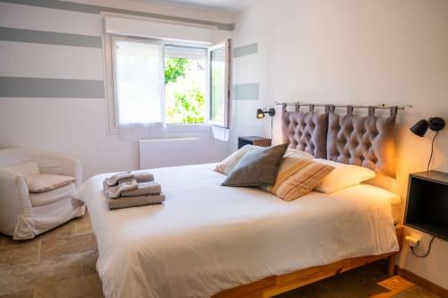 Chambre lumineuse à La Maison Du Saule B&B à Faverolles sur Cher avec lit queen, murs rayés et vue sur le jardin