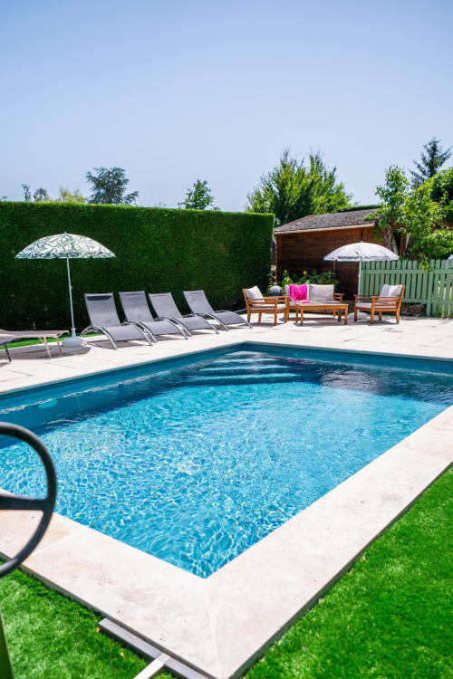 Piscine privée avec transats et parasols à la Maison Du Saule à Faverolles sur Cher, France