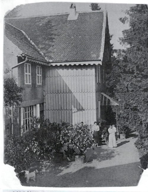 La Maison Oubliée à Goetzenbruck : cour historique avec bâtiment ancien et jardins luxuriants