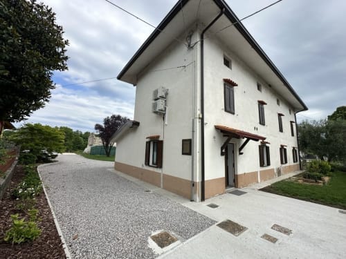 Casale Rusignûl B&B a Cassegliano - moderna casa colonica bianca con corte in ghiaia