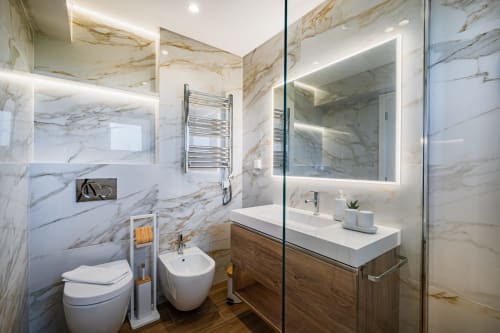 Banheiro de luxo moderno no Atlantic Places Salgados Hideaway em Albufeira com paredes de mármore, toalheiro aquecido e