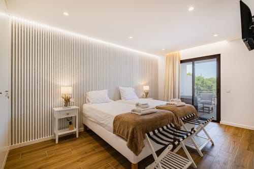 Apartamento Salgados Hideaway em Atlantic Places Albufeira com camas gêmeas, vista para jardim, parede com padrão moderno listrado e