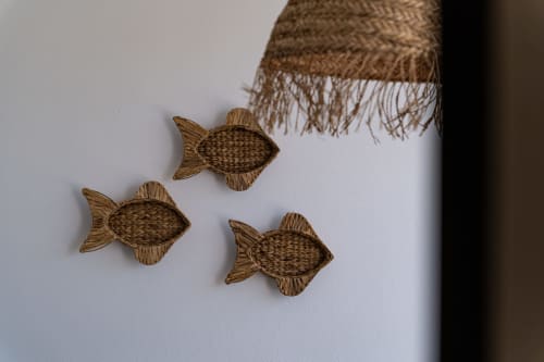 Decorações de peixe em palha tecida e detalhe de franja no apartamento Salgados Hideaway em Atlantic Places, Albufeira
