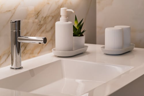 Lavatório moderno no apartamento Salgados Hideaway em Atlantic Places, Albufeira, com backsplash em mármore e acabamento branco