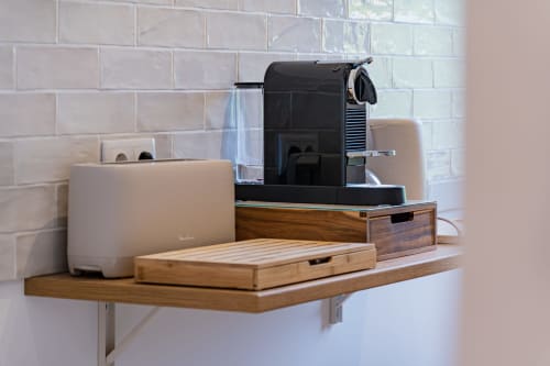 Máquina de café e prateleira de amenidades no apartamento Salgados Hideaway em Atlantic Places, Albufeira
