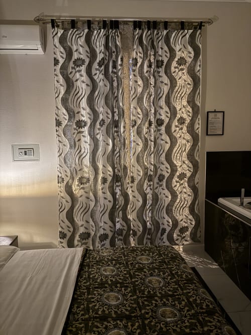 Camera elegante di Zappy Domus BnB con tende decorate, letto matrimoniale e arredamento classico in Italia