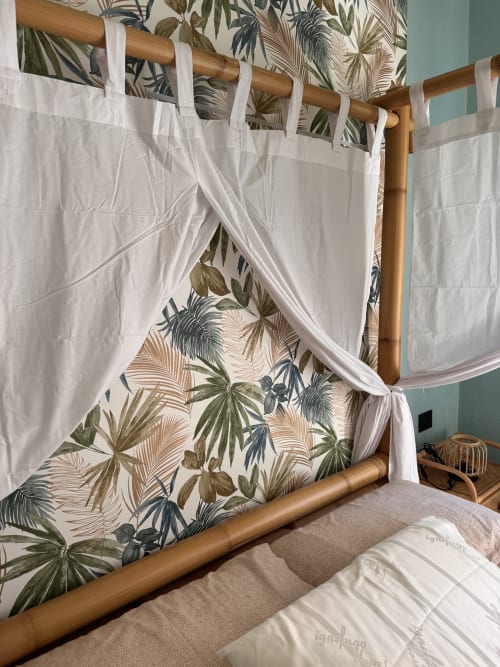 Camera zen a Zappy Domus con tende a baldacchino bianche trasparenti, carta da parati foglie tropicali, letto a quattro colonne in legno, vista città