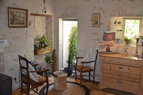 Chambre confortable aux 2 Brigards B&B à Monestier avec mobilier en bois, vue sur jardin et décor rustique