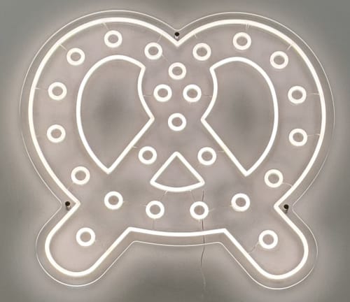 Insegna neon bianca con omino di pan di zenzero nella spa zen dell'hotel boutique Zappy Domus, Italia