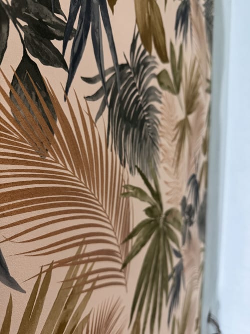 Carta da parati con foglie tropicali, fronde di palma marroni e verdi nella camera Zen della Zappy Domus B&B
