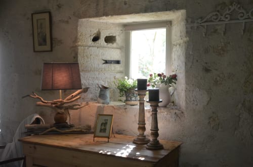 Chambre rustique en pierre aux 2 Brigards avec bureau, lampe, bougies, fleurs et vue sur le jardin à Monestier, France