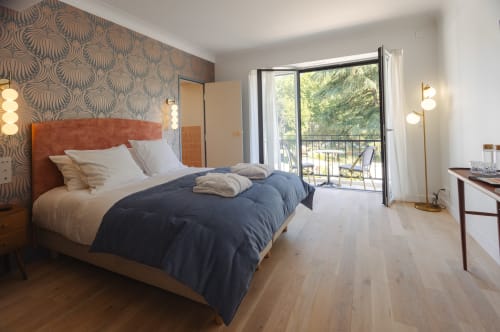 Chambre Marlène à L'Ode à Pierre B&B à Dax avec tête de lit en terre cuite et balcon vue piscine