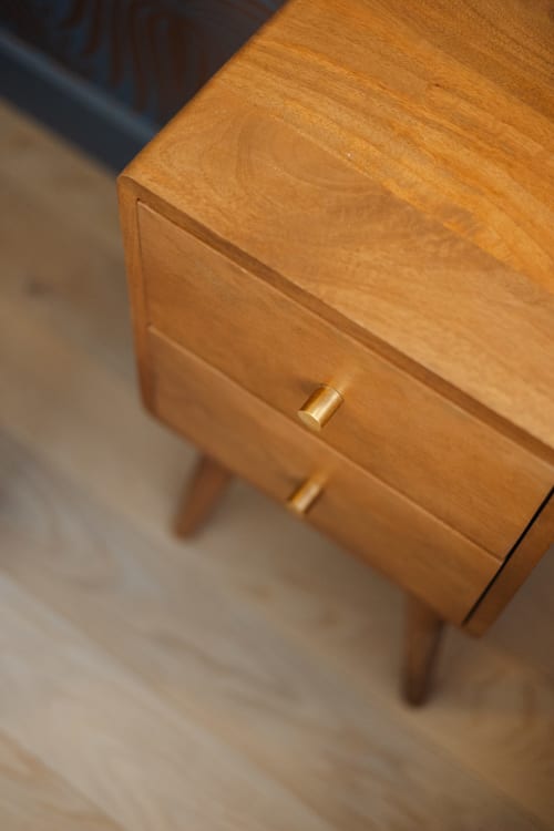 Table de nuit en bois avec poignées en laiton dans la Chambre Marlène à L'Ode à Pierre, Dax