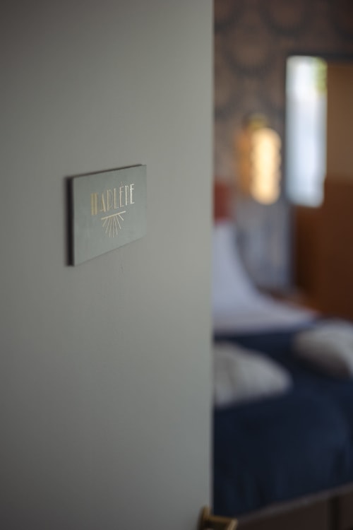 Signalétique Hadesme dans la Chambre Marlène de l'hôtel-boutique L'Ode à Pierre à Dax, France